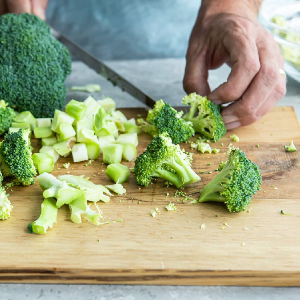 Chopping broccoli into florets for a soup with recipe D6G5KY